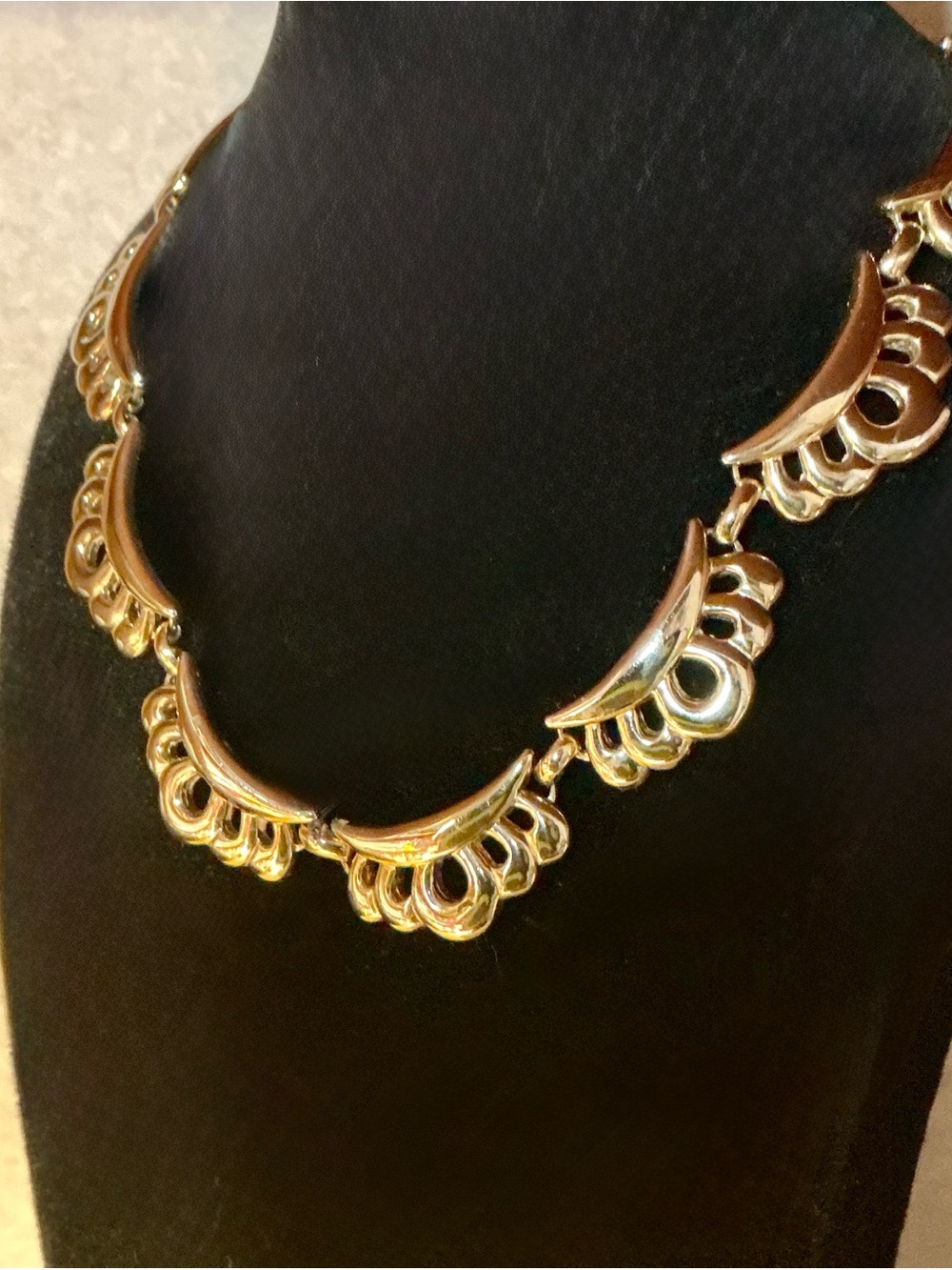 Monet 1940s Gold-Tone Scalloped Crescent Choker Necklace 15”